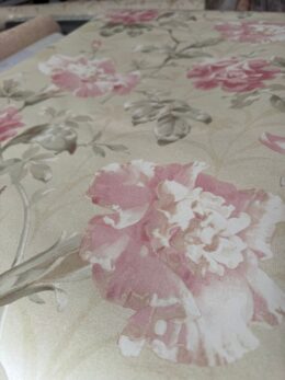 Bloemen behang met roze bloemen op beige achtergrond vliesbehang
