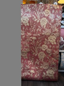Alternative view of Bordeaux Rood Bloemenbehang met Goud – Klassiek Vintage Design