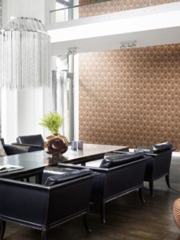 Chesterfield lederlook behang beige Rasch Barbara Becker sfeerfoto